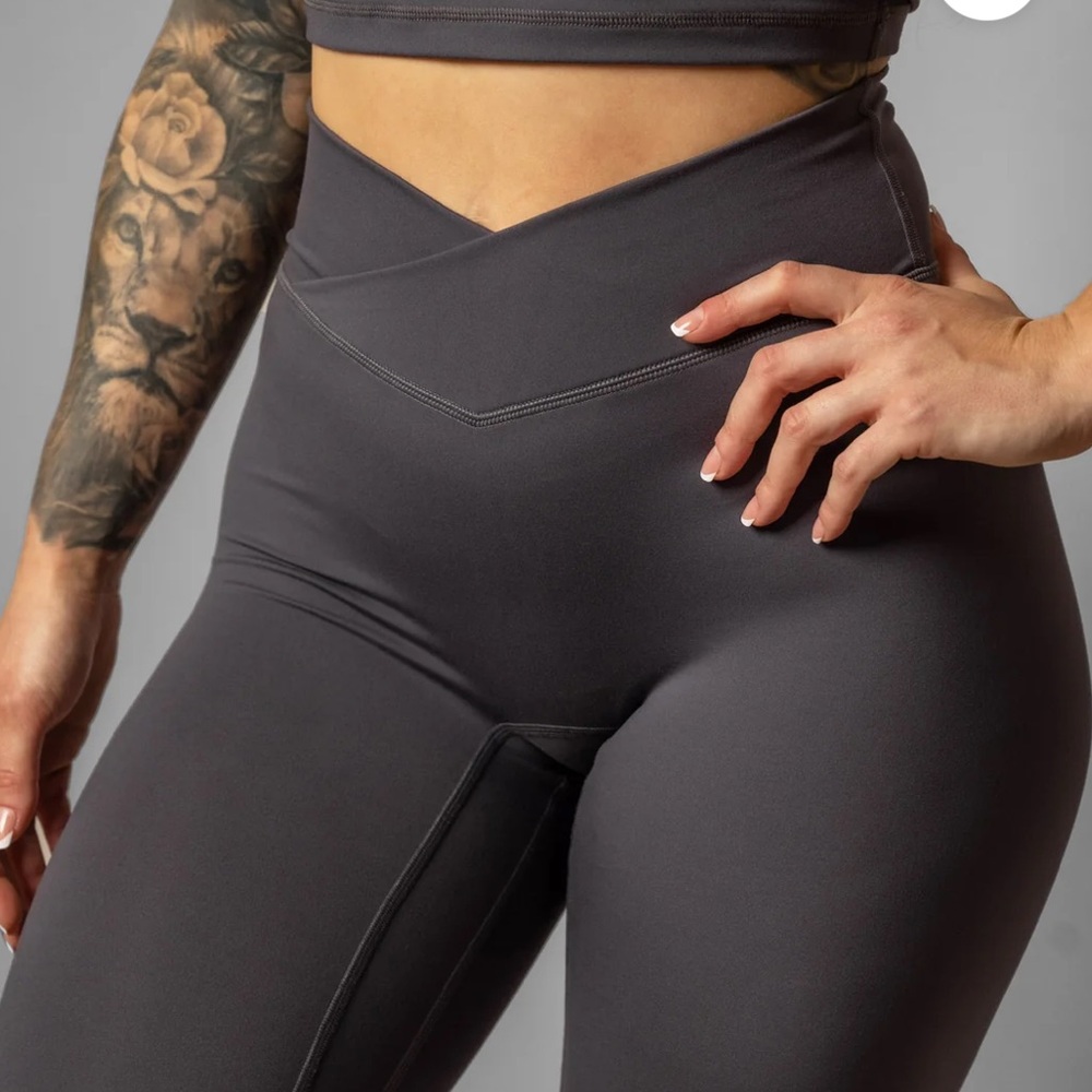 Till You Collapse Effortless Vortex V-Cut High-Waist Leggings in Charcoal